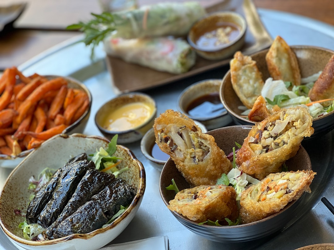 Kleurrijke shakshuka op tafel: een smaakvol gerecht uit het Midden-Oosten