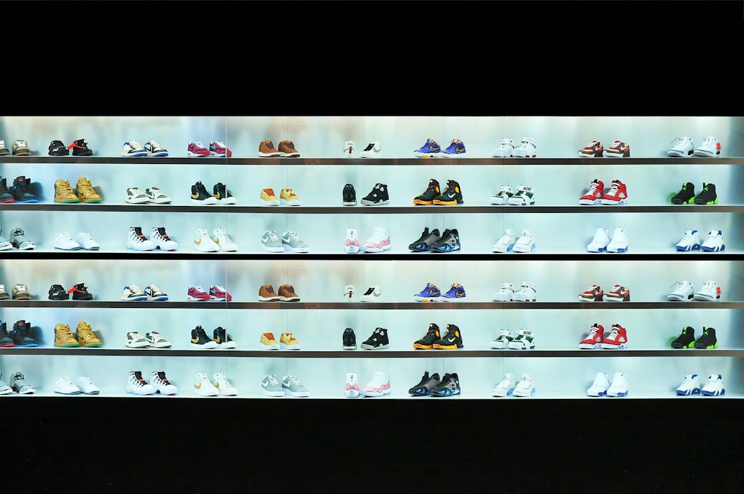 Sneakers onder een jurk: stijlvol, comfortabel en altijd passend