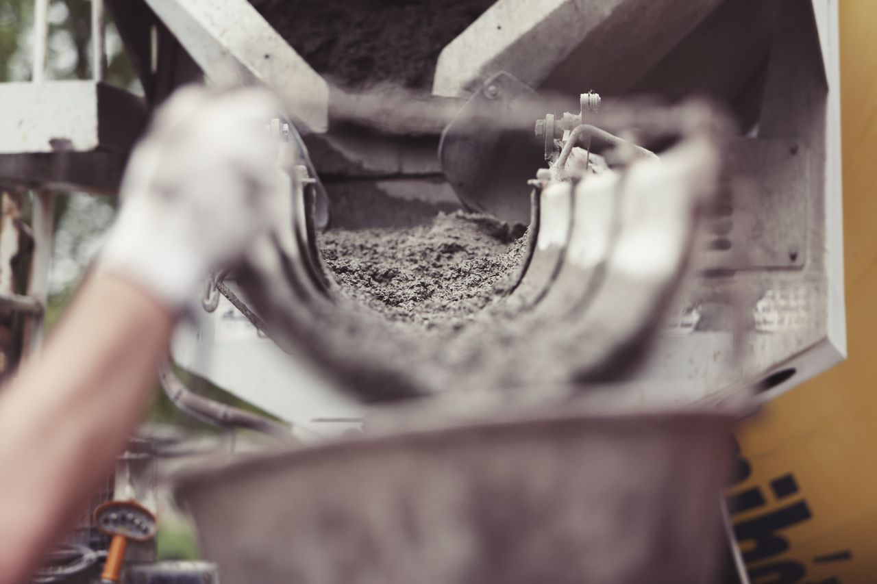 Betonvloer voor schuur of garage laten storten: wat je moet weten